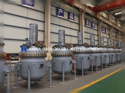 Klaasvoodriga veekeetja, mida saab avada